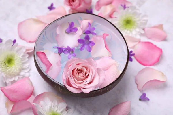 Schöne Komposition Mit Wasserschale Und Blumen Auf Hellem Tisch Nahaufnahme — Stockfoto