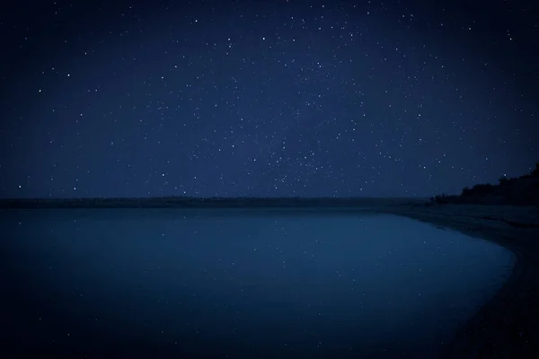 Εκπληκτικός Έναστρος Ουρανός Που Αντανακλά Στη Λίμνη Νύχτα — Φωτογραφία Αρχείου