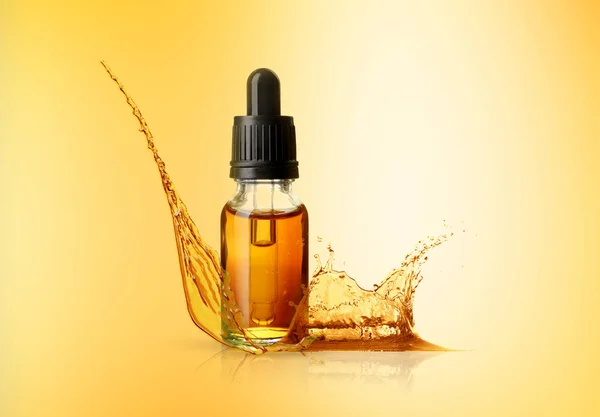 Flaska Kosmetisk Produkt Med Eterisk Olja Och Stänk Runt Guld — Stockfoto