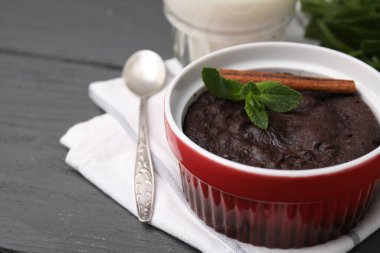 Nane ve tarçınlı lezzetli çikolatalı turta gri masada, mesaj için yer var. Mikrodalga kek tarifi