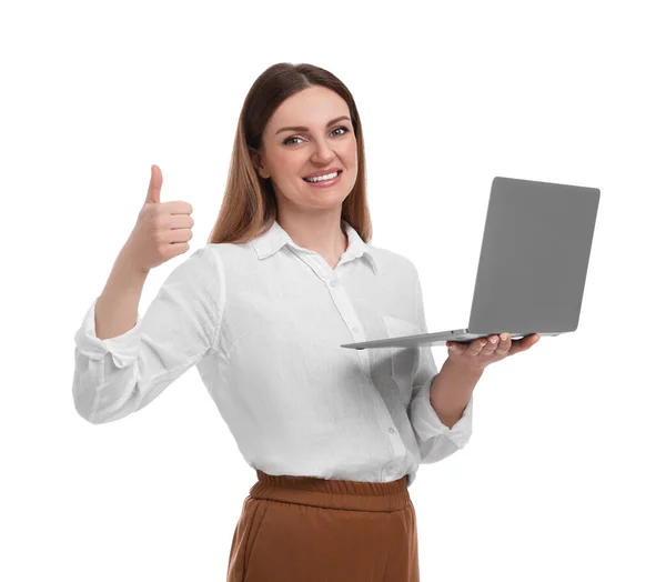 Bilgisayarlı Güzel Kadını Beyaz Arka Planda Baş Parmak Gösteriyor — Stok fotoğraf
