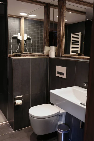 Kamar Mandi Bergaya Dengan Toilet Hotel Mewah Desain Interior — Stok Foto