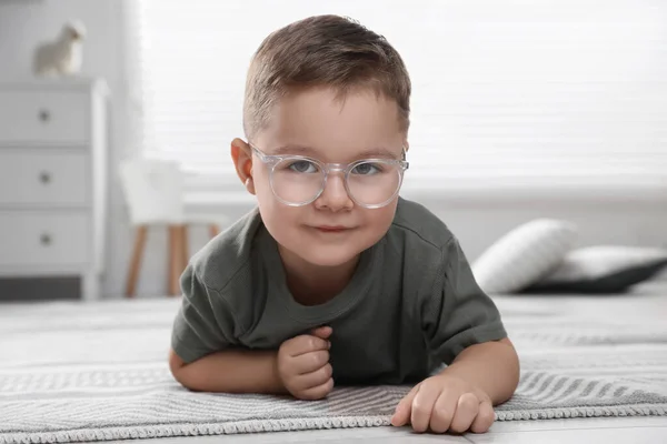 Carino Bambino Occhiali Sul Pavimento Casa — Foto Stock