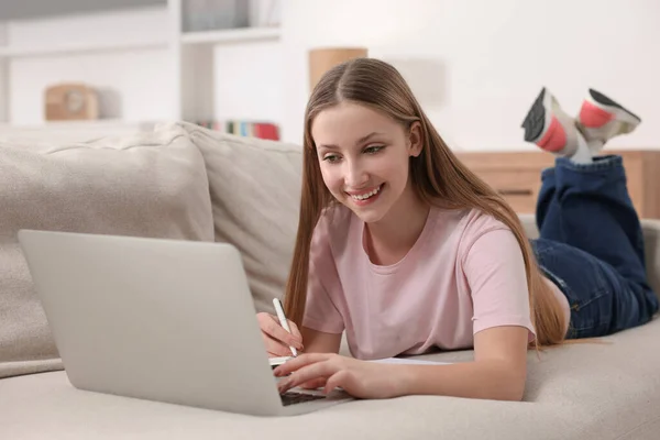 Online Tanulás Tini Lány Írás Összefoglaló Közelében Laptop Kanapén Otthon — Stock Fotó