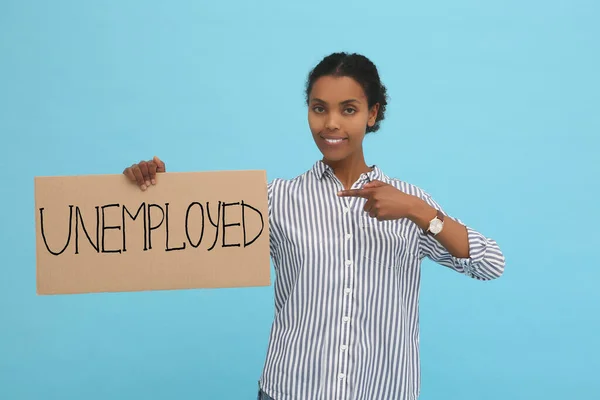 Африканська Американська Жінка Тримає Знак Словом Безробітні Світло Синьому Фоні — стокове фото