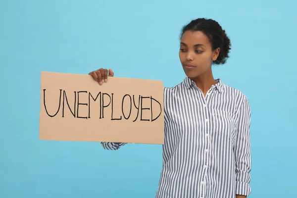 Африканська Американська Жінка Тримає Знак Словом Безробітні Світло Синьому Фоні — стокове фото