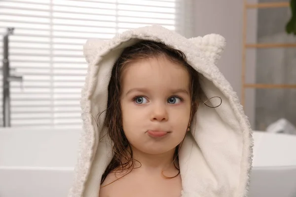 在浴室洗完头发后 用毛巾纸包着可爱的小女孩 — 图库照片
