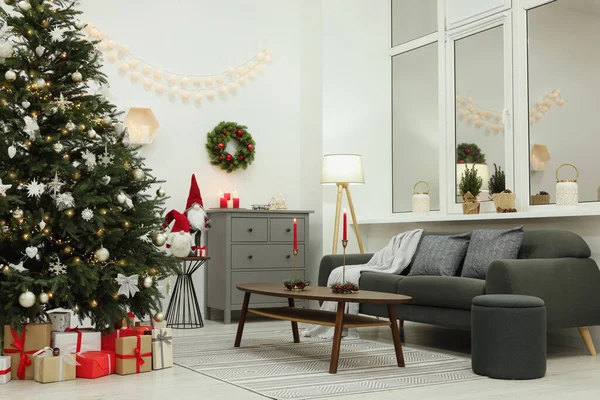 Bela Árvore Natal Caixas Presente Decoração Sala Estar Design Interiores — Fotografia de Stock