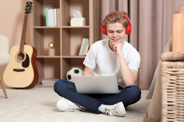Aprendizagem Online Sorrindo Adolescente Fones Ouvido Com Laptop Casa — Fotografia de Stock