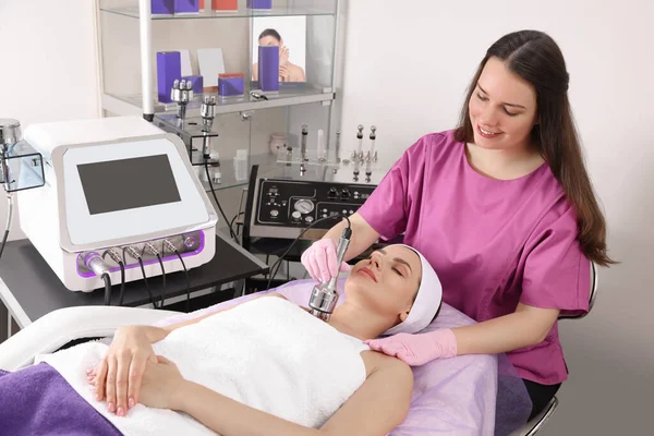 Ung Kvinna Genomgår Kosmetisk Procedur Skönhetssalong Mikroströmsbehandling — Stockfoto
