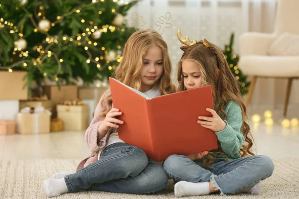 Roztomilé Holčičky Doma Čtou Knížku Vánoční Atmosféra — Stock fotografie