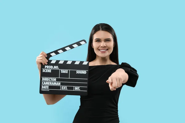 Feliz Actriz Con Clapperboard Sobre Fondo Azul Claro Industria Cinematográfica —  Fotos de Stock