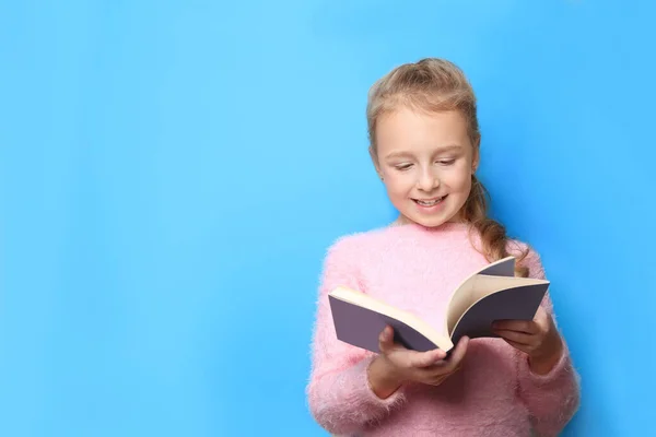 Boldog Kislány Könyvet Olvas Világoskék Háttérrel Szöveg Helye — Stock Fotó