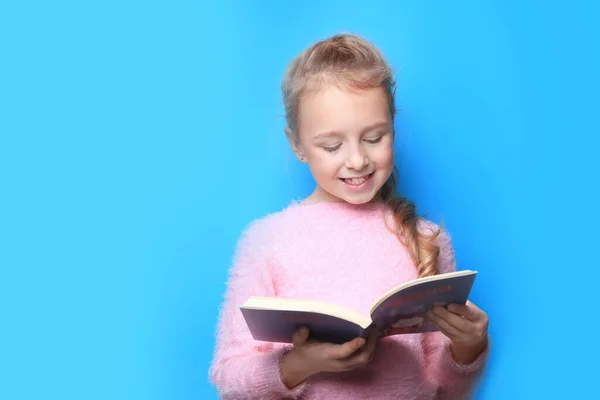 Ευτυχισμένο Κοριτσάκι Που Διαβάζει Βιβλίο Για Γαλάζιο Φόντο Χώρος Για — Φωτογραφία Αρχείου