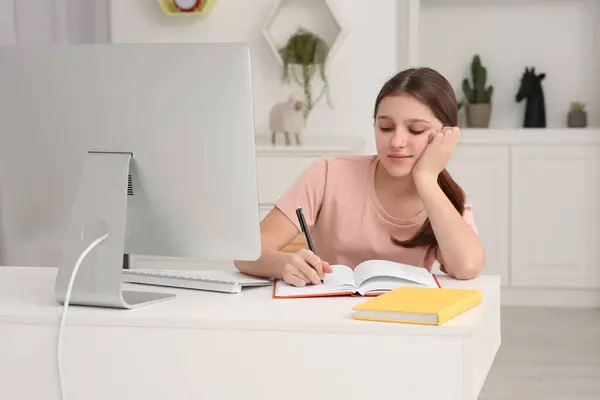 Moe Meisje Schrijven Notitieblok Terwijl Het Gebruik Van Computer Het — Stockfoto