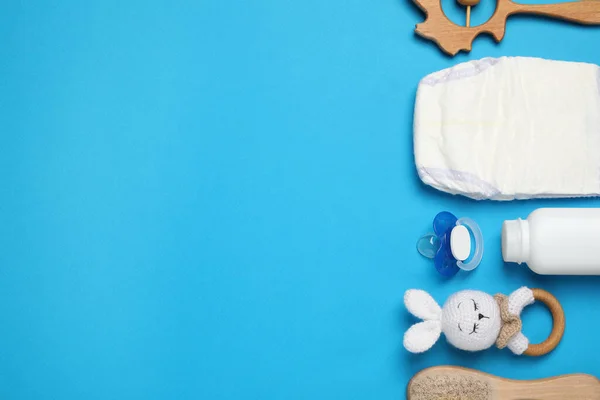Platte Lay Compositie Met Fopspeen Andere Babyspullen Lichtblauwe Achtergrond Ruimte — Stockfoto