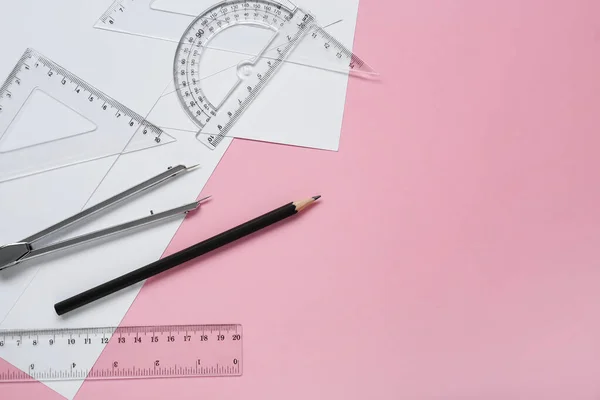 ピンクの背景に異なる支配者 鉛筆やコンパス フラットレイアウト テキストのスペース — ストック写真