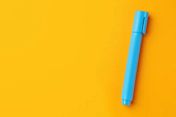 Heldere Lichtblauwe Stift Oranje Achtergrond Bovenaanzicht Ruimte Voor Tekst — Stockfoto