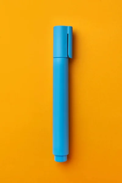 Heldere Lichtblauwe Stift Oranje Achtergrond Bovenaanzicht — Stockfoto