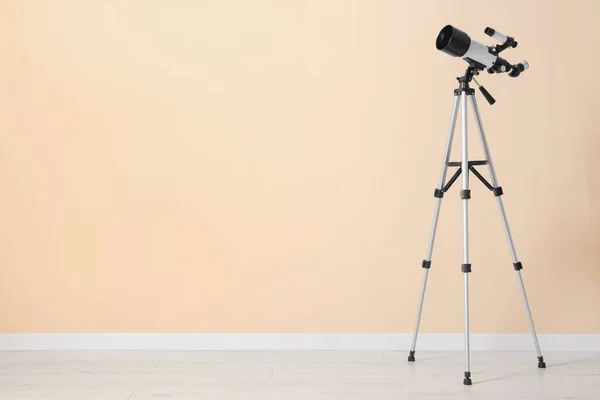 Tripod Modern Teleszkóppal Bézs Fal Közelében Szöveg Helye — Stock Fotó