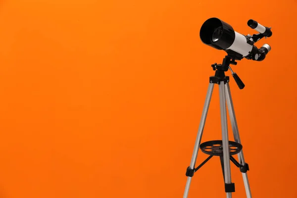 Trípode Con Telescopio Moderno Sobre Fondo Naranja Espacio Para Texto —  Fotos de Stock