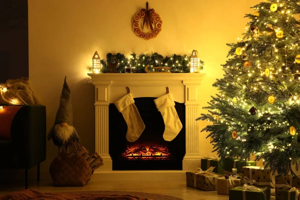 Stilvoller Kamin Der Nähe Geschmückter Weihnachtsbaum Und Accessoires Gemütlichem Raum — Stockfoto