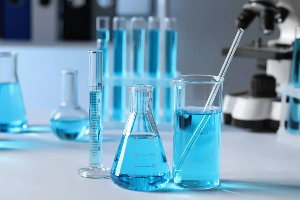 Verrerie Laboratoire Différente Avec Liquide Bleu Clair Sur Table — Photo