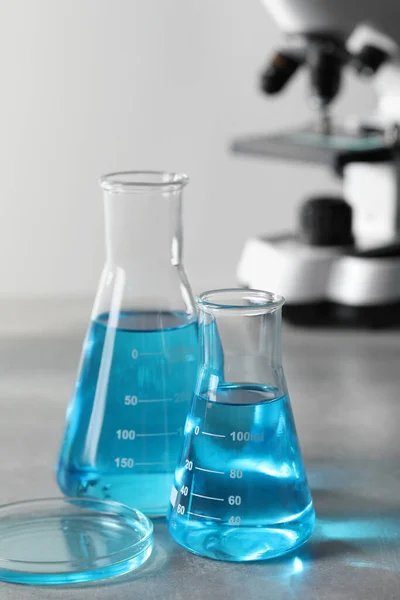Vidros Laboratório Diferentes Com Líquido Azul Claro Mesa — Fotografia de Stock
