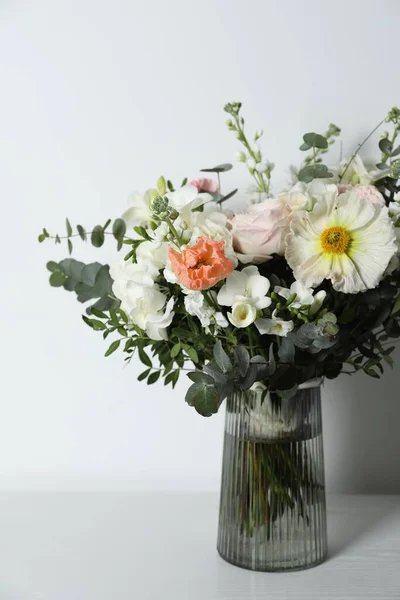 Buquê Belas Flores Vaso Mesa Branca — Fotografia de Stock