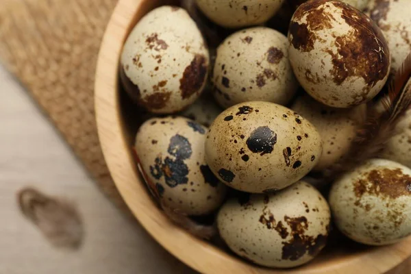 Benekli Bıldırcın Yumurtaları Masanın Üstünde — Stok fotoğraf