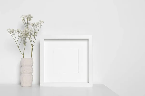 Prázdný Foto Rám Váza Suchými Dekorativními Gypsophila Květy Bílém Stole — Stock fotografie