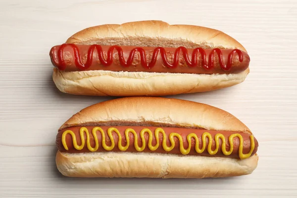 Hot Dogs Frais Délicieux Avec Des Sauces Sur Table Bois — Photo
