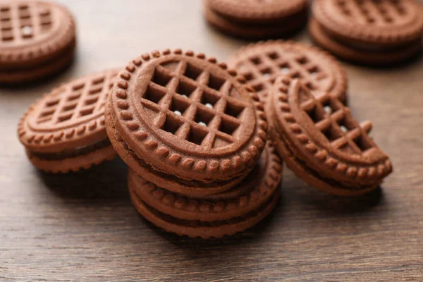 Νόστιμα Μπισκότα Σοκολάτας Κρέμα Γάλακτος Ξύλινο Τραπέζι Closeup — Φωτογραφία Αρχείου