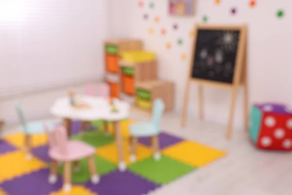 带有玩具和现代家具的老式幼儿园内部 视线模糊 — 图库照片