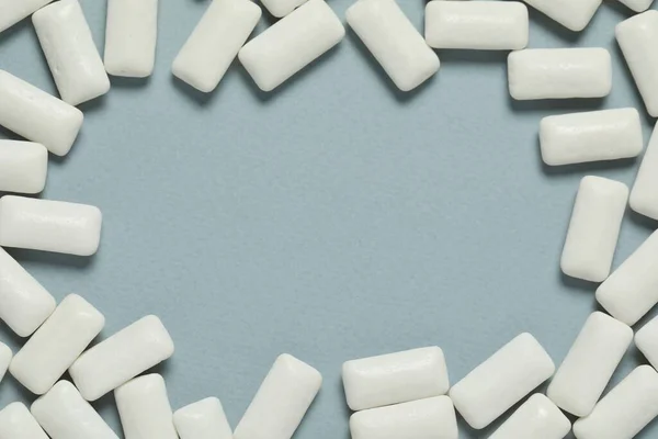 Frame Gemaakt Van Smakelijk Wit Kauwgom Lichtblauwe Achtergrond Plat Gelegd — Stockfoto