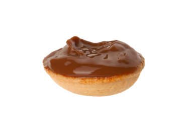 Lezzetli fındık şekilli kurabiyelerin yarısı kaynamış konsantre sütle beyaz üzerine izole edilmiş.