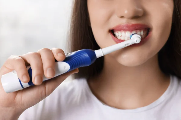 Mulher Escovando Dentes Com Escova Dentes Elétrica Dentro Casa Close — Fotografia de Stock