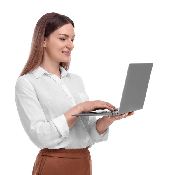 笔记本电脑在白色背景上的美丽的女商人 — 图库照片