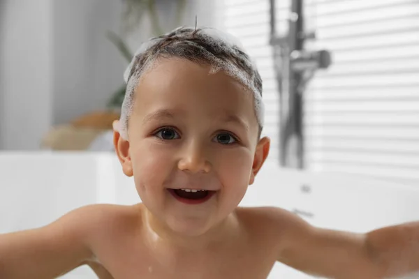 Aranyos Kisfiú Mosás Haj Samponnal Fürdőszobában Közelről — Stock Fotó