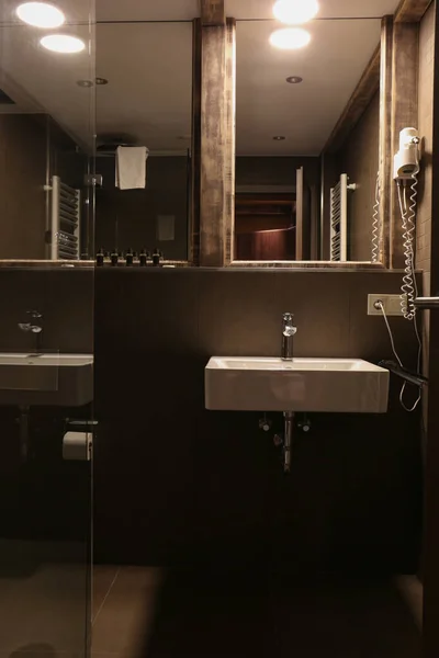 Stylowa Łazienka Umywalką Luksusowym Hotelu Projekt Wnętrza — Zdjęcie stockowe