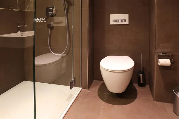 Stylowa Łazienka Muszlą Klozetową Kabiną Prysznicową Luksusowym Hotelu Projekt Wnętrza — Zdjęcie stockowe