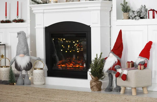 暖炉の近くの部屋でかわいい北欧のノームや他のクリスマスの装飾 — ストック写真
