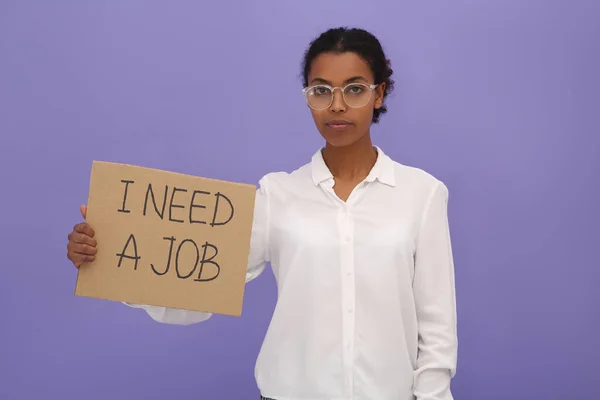 Disoccupato Afroamericano Donna Possesso Segno Con Frase Bisogno Lavoro Sfondo — Foto Stock