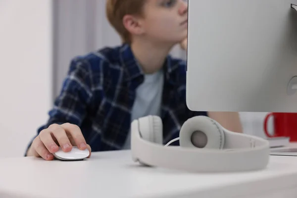 10代の男の子が部屋でコンピュータを使って手に集中する インターネット中毒 — ストック写真