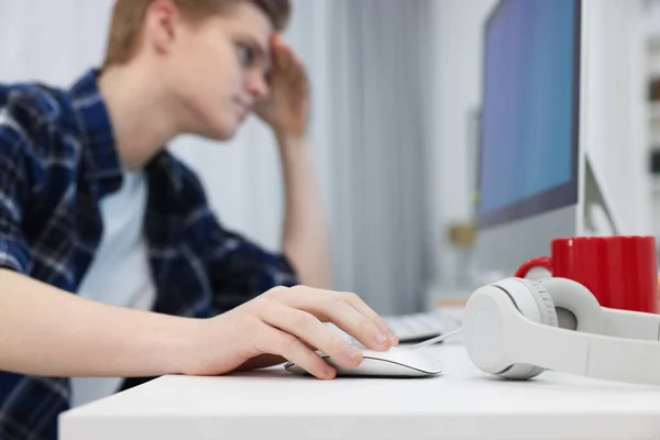 十几岁的男孩在房间里用电脑 把注意力集中在手上 上网成瘾 — 图库照片