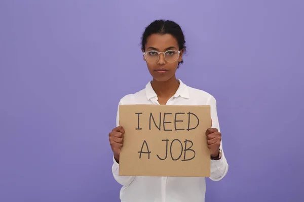 Безробітна Афро Американська Жінка Написом Мені Потрібна Робота Фіолетовому Тлі — стокове фото