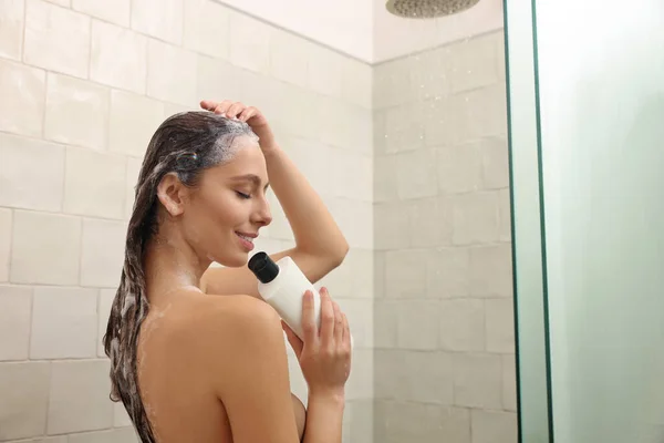 Evde Duşta Şampuanı Olan Genç Bir Kadın Mesaj Atmak Için — Stok fotoğraf