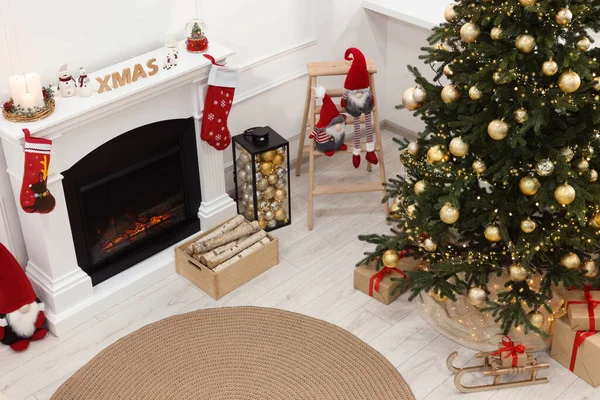 漂亮的圣诞树和装饰在客厅里 俯瞰上方 室内设计 — 图库照片