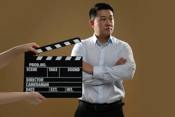 Asian Actor Performing While Second Assistant Camera Holding Clapperboard Brown — Stock Photo, Image