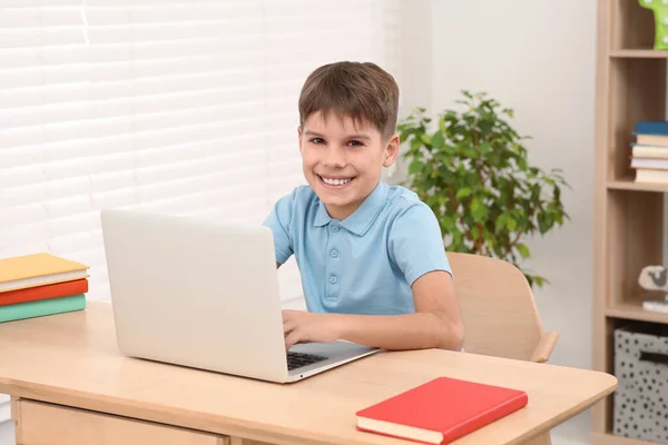 Rapaz Sorrindo Usando Laptop Mesa Quarto Local Trabalho — Fotografia de Stock